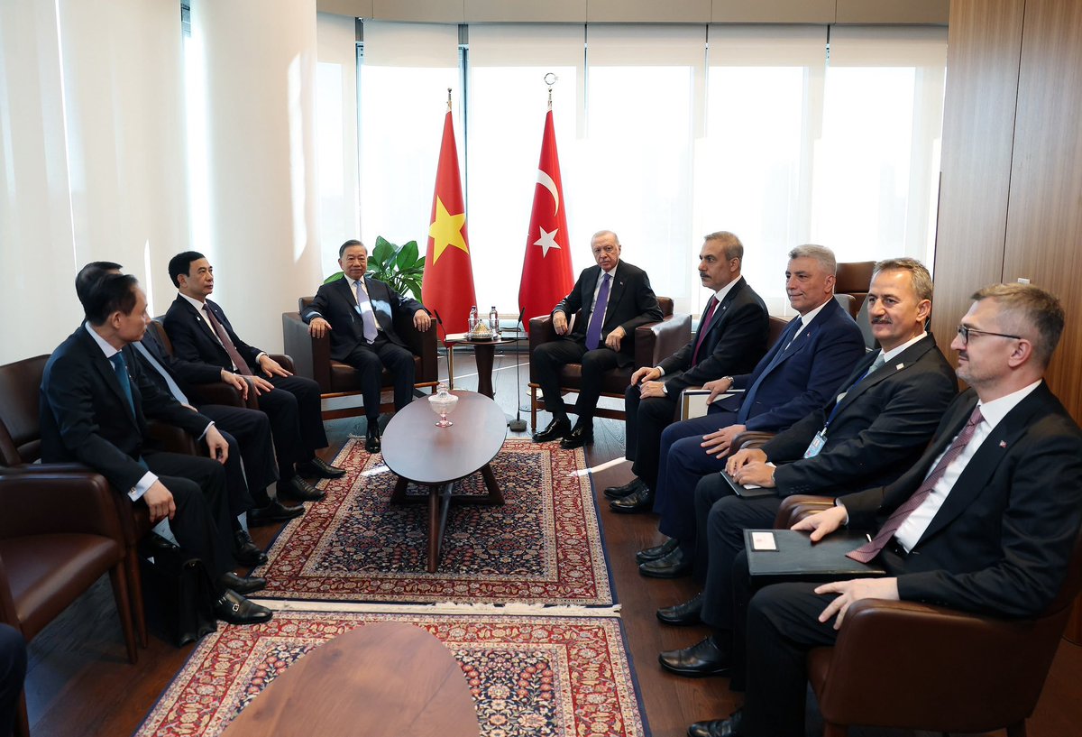 ConflictTR's tweet photo. Savunma Sanayii Başkanı Haluk Görgün, New York Türkevi’nde Cumhurbaşkanı Erdoğan’ın Vietnam Devlet Başkanı To Lam ile gerçekleştirdiği görüşmeye katıldı.

Görüşmede Türkiye ile Vietnam arasındaki stratejik adımlar ve iş birliği imkânları ele alındı. https://t.co/ZSLqsVSYrP