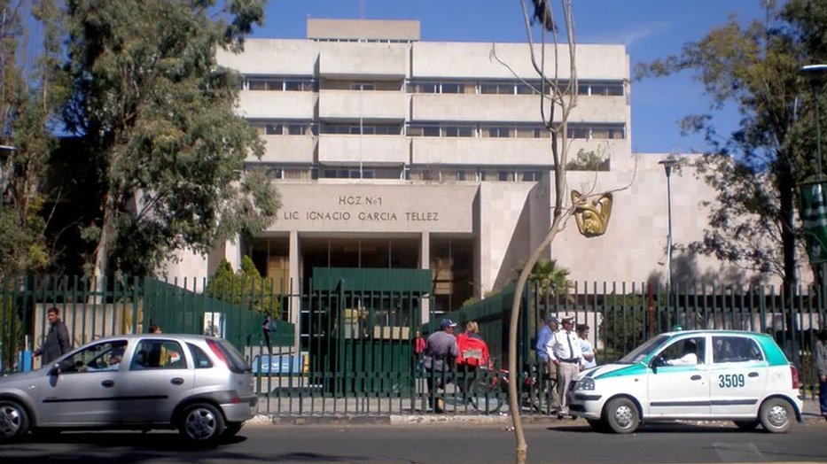 DiariodeYucatan's tweet photo. 🚨⚠️ Mueren cinco recién nacidos en hospital del IMSS

Cinco recién nacidos fallecieron en la Unidad de Cuidados Intensivos Neonatales del Hospital General de Zona No. 1 del IMSS en #Durango. La institución abrió una investigación para determinar las causas de los decesos.

Durante la revisión clínica y epidemiológica, personal médico identificó una bacteria sensible a antibióticos de uso habitual. Sin embargo, el #IMSS aclaró que su presencia no explica por sí sola las cinco muertes.

El hospital implementó medidas de contención, como aislamiento de casos, restricción de nuevos ingresos, limpieza y desinfección, además de vigilancia y toma de cultivos. Hasta el 20 de septiembre no se habían identificado nuevos pacientes sospechosos.

https://t.co/57OaJZ3TCd