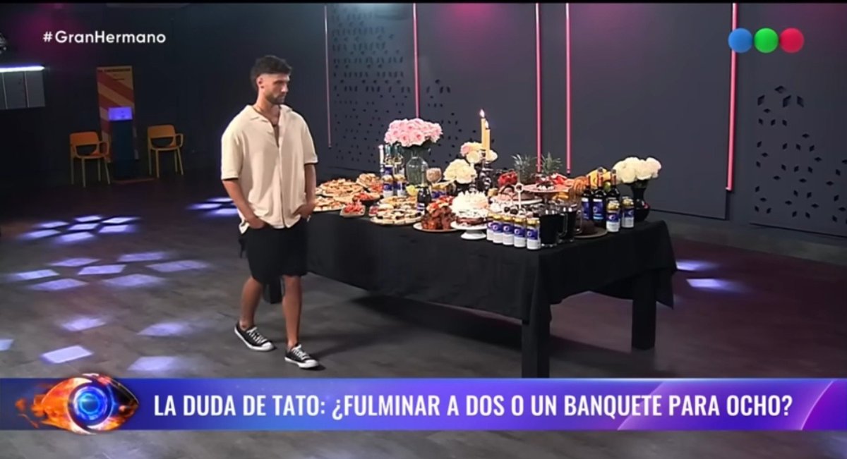 plastique_10's tweet photo. La diferencia entre @TatoAlgorta y Sol Abraham en #GranHermano es el género. Cuando una mujer juega fuerte, es “villana” o “mala” y cuando lo hace un hombre, es “buen estratega” o “héroe”.

A la mujer, se la condena ♀️
Al hombre, se lo celebra ♂️ https://t.co/1d3v0fKNHd