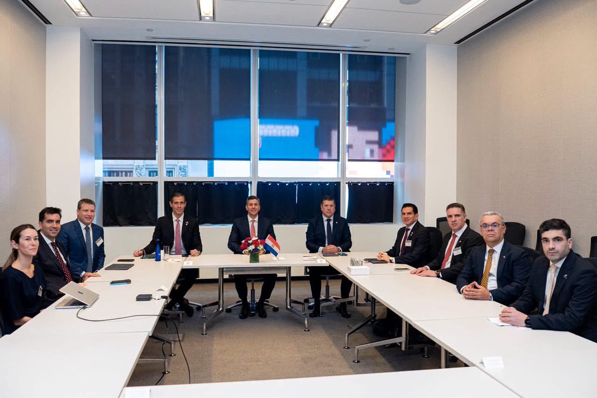 mriquelme1's tweet photo. Junto al presidente de la República, @SantiPenap mantuvimos una reunión con los empresarios Santiago Jariton, Daniel Hiller y María Bertha Peroni, impulsores del proyecto que busca transformar la Costanera Norte de Asunción en un nuevo polo comercial, turístico y de entretenimiento para nuestro país y la región.

La transformación de la Costanera Norte será mucho más que una gran obra: será un nuevo motor de inversión, empleo, turismo y oportunidades para miles de paraguayos.

Estamos construyendo un Paraguay que se proyecta al mundo, que genera oportunidades y que avanza con confianza hacia un futuro de grandeza.

🇵🇾 El Paraguay que queremos ya está en marcha.