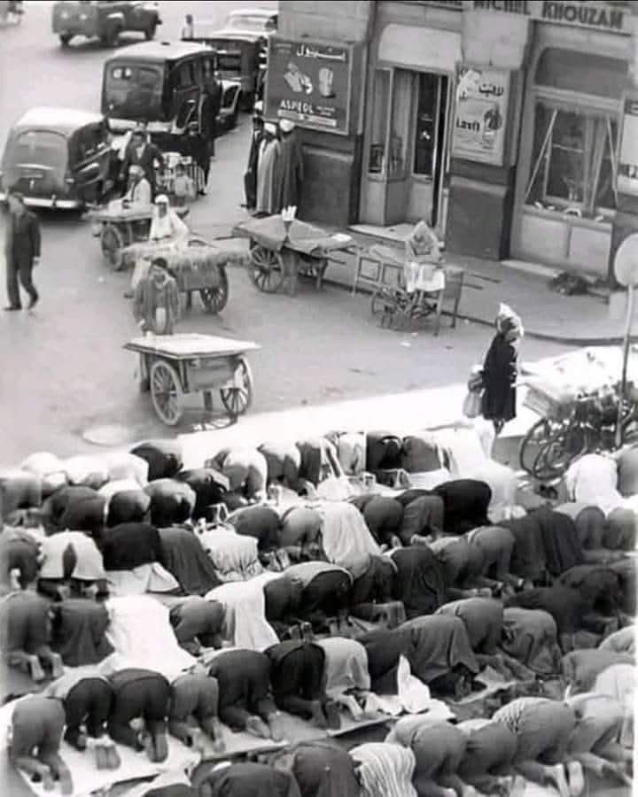 Dr_malsuwait's tweet photo. الصورة سنة 1930م

الذين يصلون الجمعة في الشارع على الحصير جميعهم ماتوا .. والذين لا يصلون وينتظرون إنتهاء الصلاة لكي يبيعوا بضاعتهم أيضاً ماتوا ..

فلا الذي صلى مات من جوع ، ولا الذي لم يصلي من أجل التجارة أخذ أمواله معه للقبر .

قال تعالى : ﴿رِجَالٌ لَا تُلْهِيهِمْ تِجَارَةٌ وَلَا بَيْعٌ عَنْ ذِكْرِ اللَّهِ وَإِقَامِ الصَّلَاةِ وَإِيتَاءِ الزَّكَاةِ يَخَافُونَ يَوْمًا تَتَقَلَّبُ فِيهِ الْقُلُوبُ وَالْأَبْصَارُ﴾