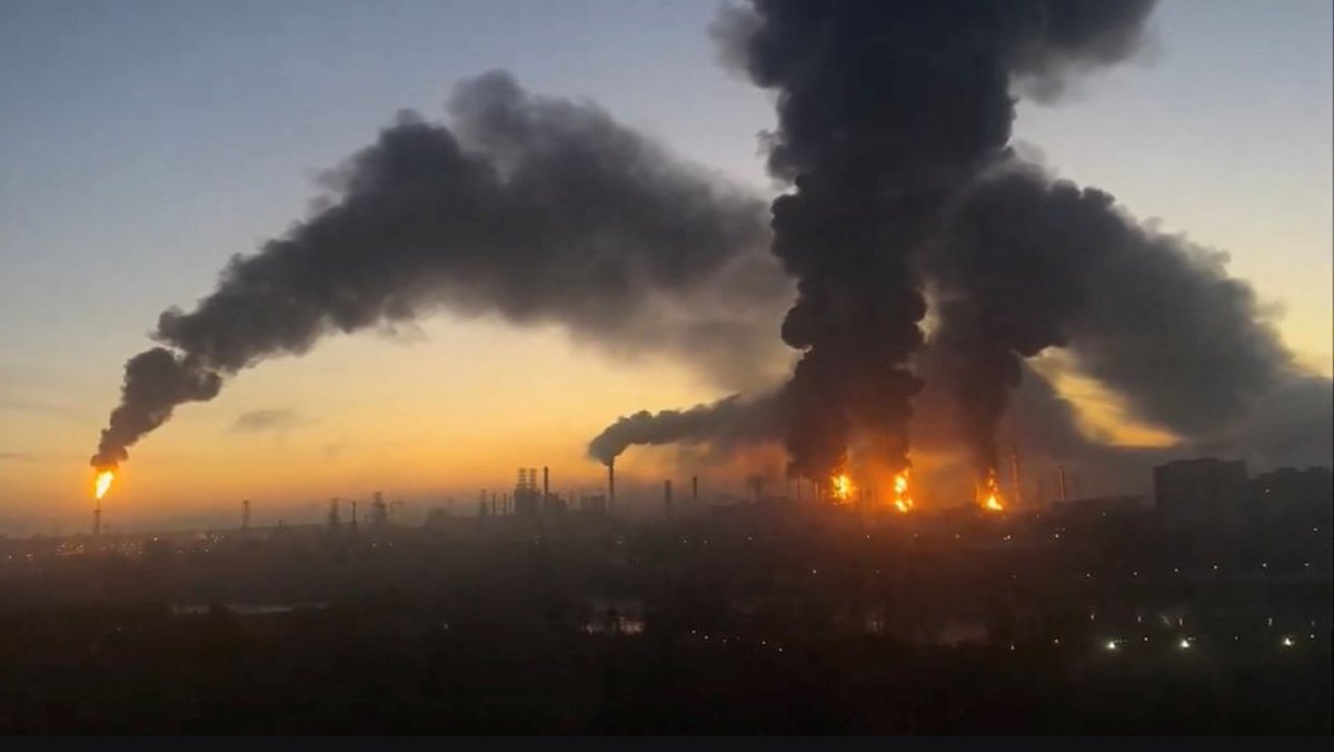 PotokInfo's tweet photo. 🇷🇺MOSCOW OIL REFINERY SHUT DOWN. TRUMP: DIESEL SUPPLY CUT OFF

Following Sunday’s drone strike, the Moscow oil refinery has halted operations. It is one of the country’s key refineries.
Sobyanin: the largest attack on the capital since the start of the war. Air defence systems shot down over 1,600 drones across the country, with around 450 heading for Moscow.
Trump: Russia has “lost control of diesel production”. Reuters: fuel shortages are expected to last until the end of the year.
Strikes on oil refineries had already been going on for weeks. Now a refinery in Moscow itself has been shut down – on the very day the votes for the State Duma were being counted.
Winter is approaching. Diesel is in short supply.
#Moscow #oilrefinery #drones #diesel #Trump #Sobyanin #Ukraine #oil