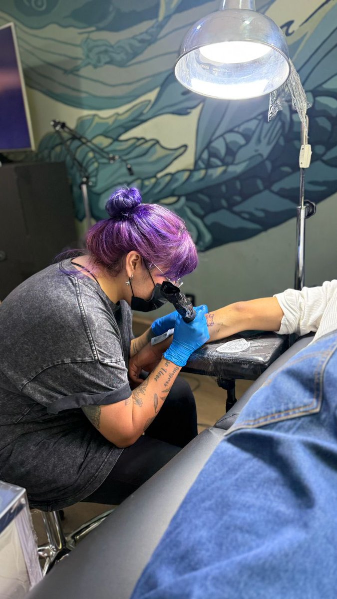 gdelclima's tweet photo. Hace unos meses tomé un curso básico de tatuaje, aún con muchísimo miedo e incertidumbre compré lo necesario para tener mi estudio propio. Hoy llevo algunos dibujitos hechos, aún tengo miedo, aún hay incertidumbre. Pero también hay pasión y una forma nueva de ver la vida. https://t.co/s9ARL54YOz