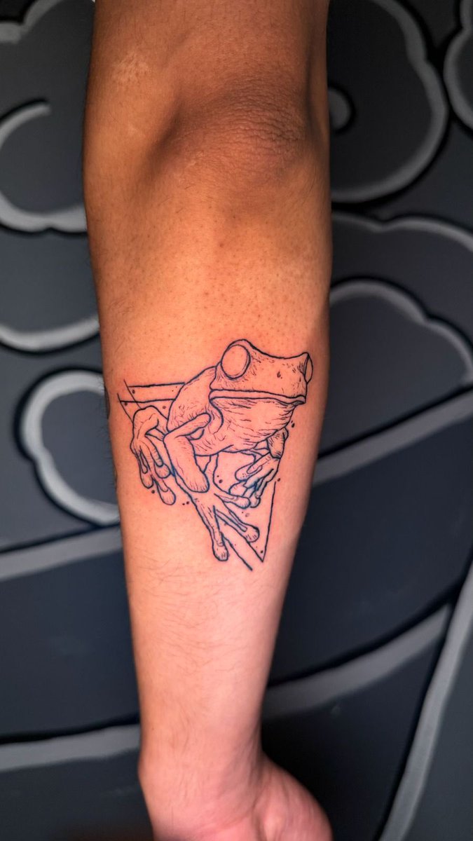 gdelclima's tweet photo. Hace unos meses tomé un curso básico de tatuaje, aún con muchísimo miedo e incertidumbre compré lo necesario para tener mi estudio propio. Hoy llevo algunos dibujitos hechos, aún tengo miedo, aún hay incertidumbre. Pero también hay pasión y una forma nueva de ver la vida. https://t.co/s9ARL54YOz