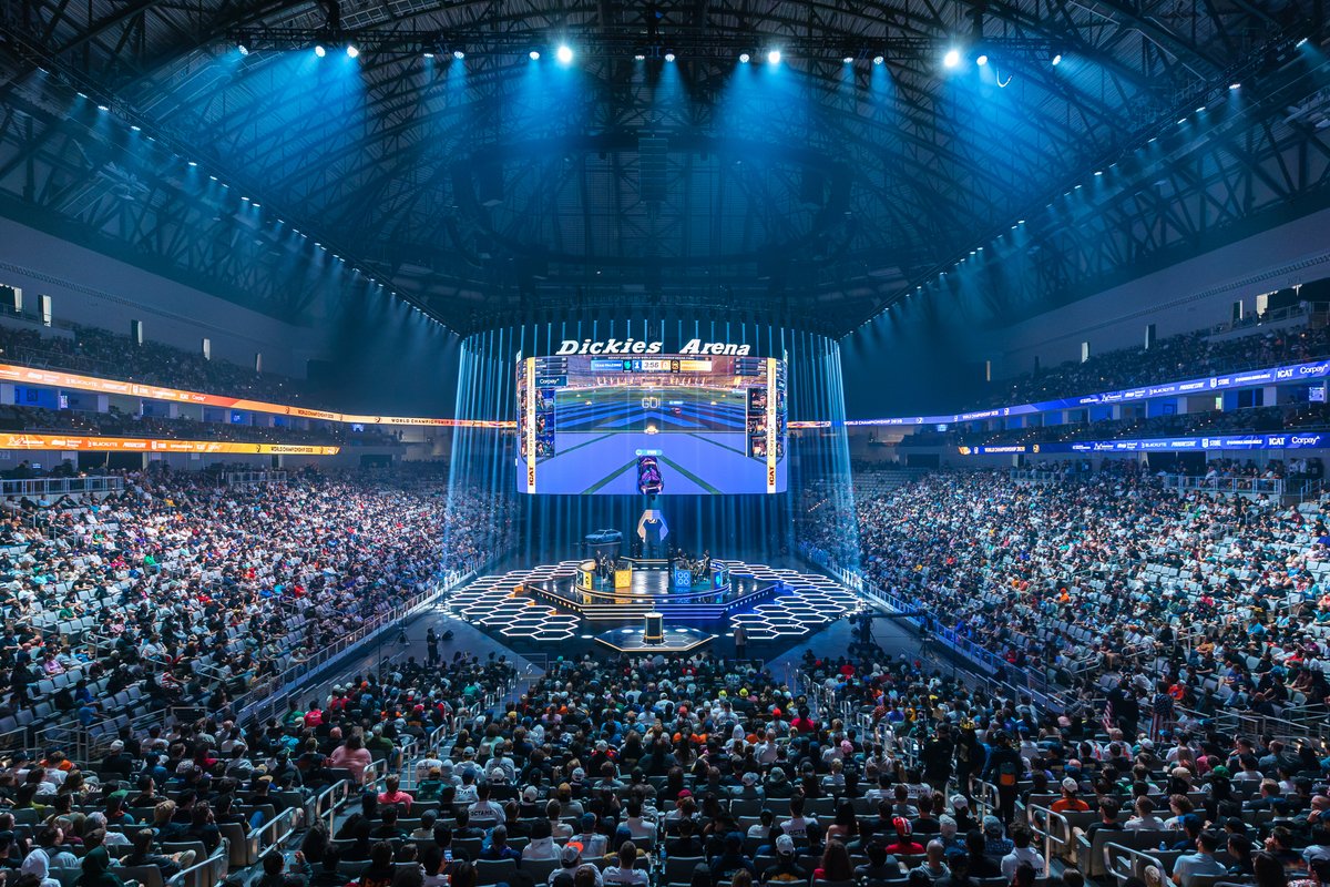 RLEsports's tweet photo. More than 700,000 people tuned in live at the same time to the Rocket League World Championship last night 🙌

Thank you! https://t.co/zunbe2yRUF