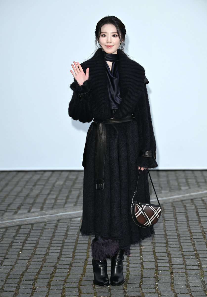lessencestudios's tweet photo. Shuhua arrives at the Burberry Spring/Summer 2027 show at London Fashion Week.

#Shuhua #Burberry https://t.co/09f9Dc9Z2S
