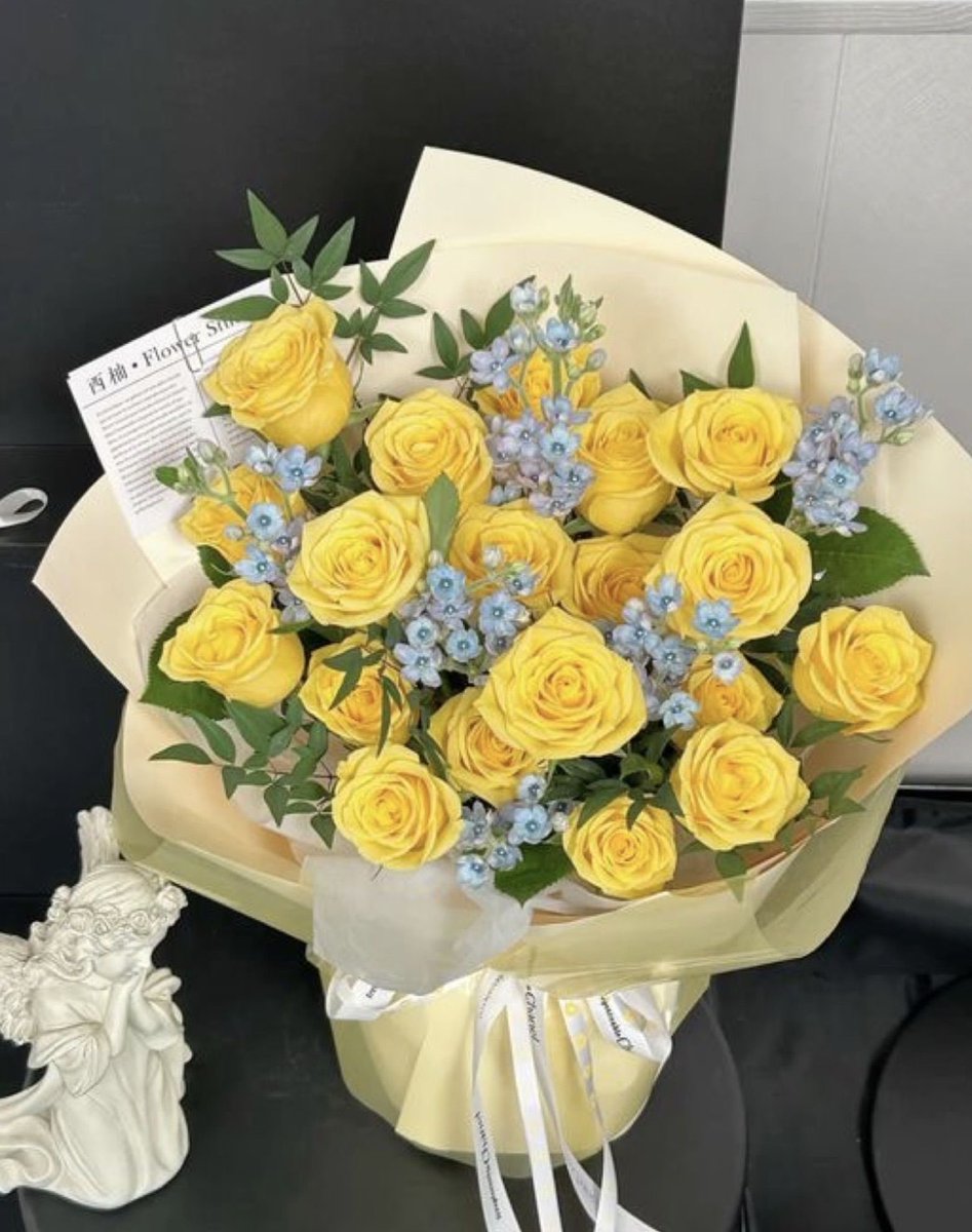 thecoffeespages's tweet photo. Toc toc… ¡Han pensado en ti en el día de las flores amarillas!

🌼Para: @c4millesh, mi brujita.
🌻De:  Tú viejito.

📃 Mensaje: Feliz día de la primavera, espero hacerte sonreír y mucho, disfruta brujita. https://t.co/tPOTyuv39M