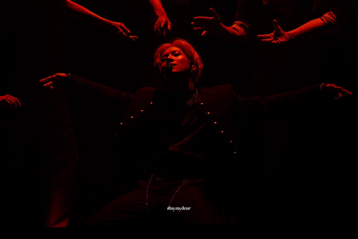 isSHINeeback's tweet photo. babe, another "Taemin looking like a painting on stage" picture just dropped https://t.co/WdgaeqV3jp