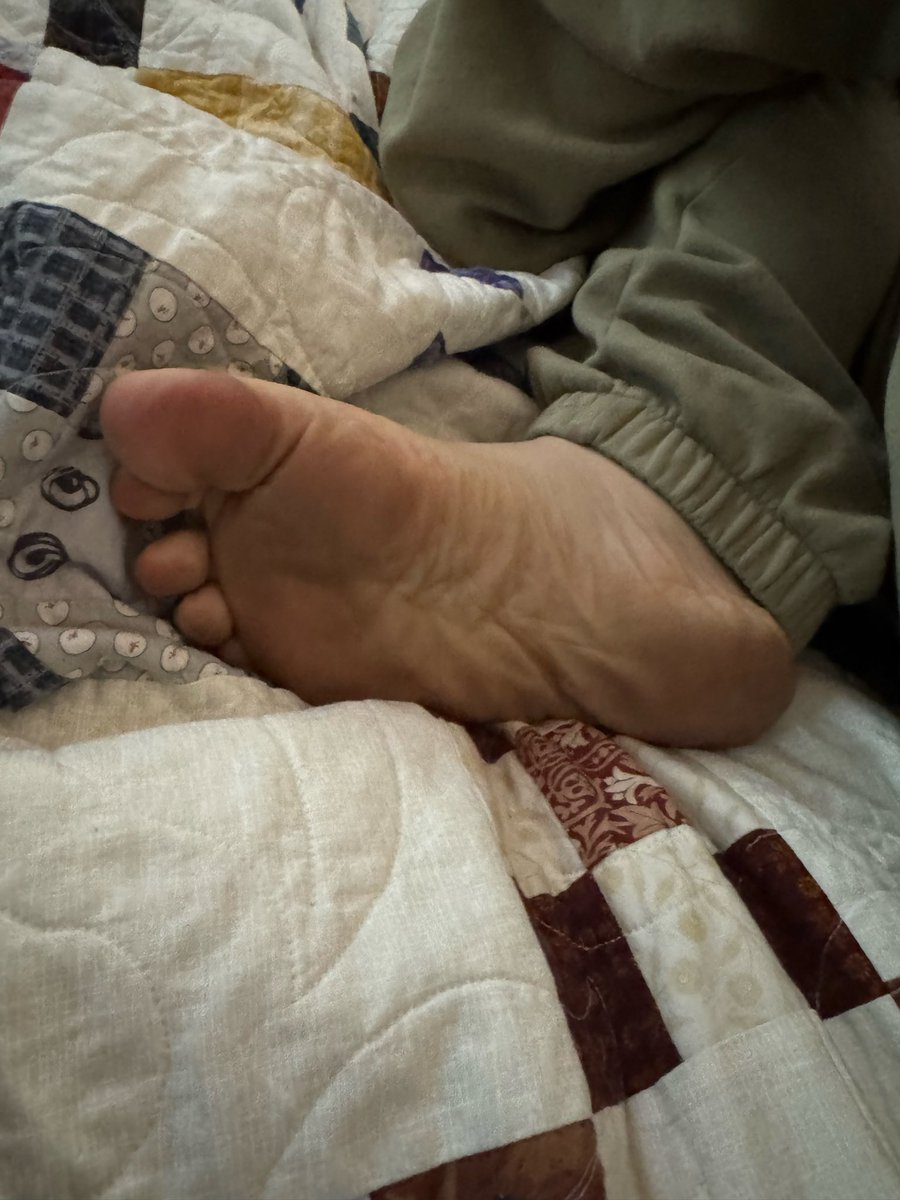 ceemyfeet69's tweet photo. Relaxing at home! #dirtyfeet #maturefeet #soles #sexyfeet https://t.co/dtlR5HFyTh