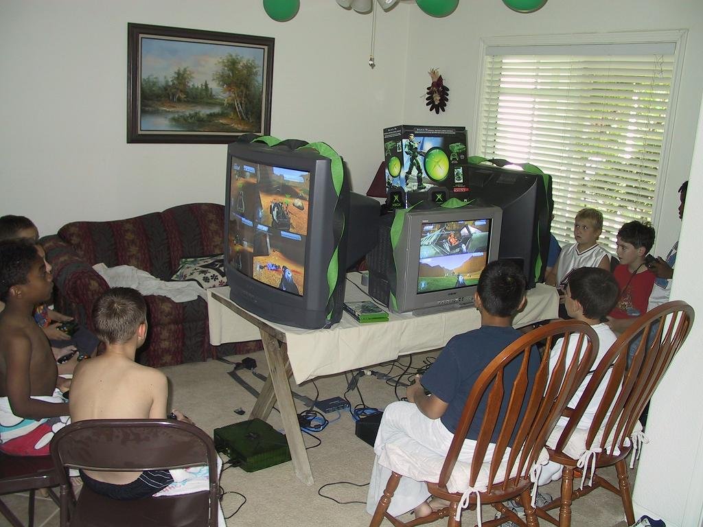 IPHOTONI's tweet photo. the original Xbox box on top is literally the cherry on top https://t.co/QWA3CqyfXa