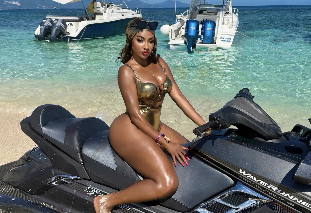 EdwynaJessyca's tweet photo. Come ride my wave🌊✨ https://t.co/vnCa2RfFnC
