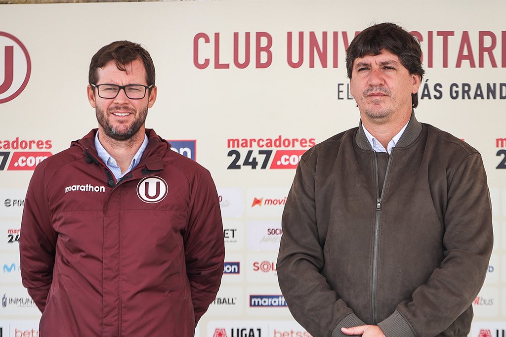 TrincheroDNorte's tweet photo. Cuando estábamos buscando técnico después de la salida de Rabanal y con el interinaje de Coco Araujo, se supo que el perfil que buscaba la administración tenía que ser parecido al perfil de Fossati: con mucha experiencia, viejo, que haya entrenado jugadores importantes, con personalidad, que sea argentino o uruguayo y que tenga gestión de grupo. Le atinaron a todo menos a lo último. 

Y es que la gestión de un plantel es lo único abstracto dentro de esos requerimientos. Es lo único que no se puede medir ni contar, y es lo que le ha faltado a esta administración desde que asumió: comprender cómo se trabajan los aspectos no medibles.

La única persona que entendía perfectamente los temas relacionados a salud emocional, gestión de vestuario, motivación, liderazgo o sentido de pertenencia era Manuel Barreto apoyado por Jean Ferrari. Son temas igual o más importantes que los estrictamente deportivos porque, antes de ser deportista, eres una persona. Esto es algo que entendía Manuel Barreto. 

La búsqueda de jugadores y técnicos, últimamente, se han sustentado en aspectos medibles como el sueldo, partidos jugados, años en actividad, en qué equipos jugaron, posición, si jugó o no con 3-5-2, etc. pero sin darle mucha importancia a los temas humanos como liderazgo, equilibrio emocional, gestión de vestuario o sentido de pertenencia. Por eso dejaron ir a Rodrigo Ureña y Jorge Fossati, líderes indiscutibles y por eso trajeron a Bryan Reyna, a  Rabanal y sus métricas medibles y a Cúper, pensando que solo por ser viejo iba a funcionar. 

Lo que está faltando en Universitario, a rasgos generales, es UNIFICAR LOS CRITERIOS como lo tenía Manuel Barreto. No solo en aspectos deportivos sino también en lo emocional, habilidades blandas, personalidad y liderazgo. Se necesita comenzar desde ahí. A partir de esas ideas, de esos criterios, de esos fundamentos es que se construye un plantel de jugadores y un comando técnico. ¿Puede salir mal? Por supuesto que sí, pero hasta para fracasar hay formas. Miren nomás la diferencia entre Rabanal y Compagnucci, ambos técnicos que fracasaron, uno de ellos es detestado y el otro sigue siendo respetado. Son cuestiones difíciles de explicar y de entender, pero creo haber encontrado el meollo del asunto. 

La planificación del año y la estrategia deportiva tiene que tener raíces fuertes, no solo deportivas, sino también humanas.