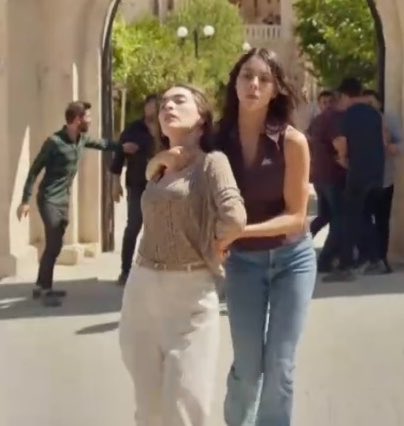 sarar5i's tweet photo. zerrin arkadaki onca korumaya rağmen elini kolunu sallayarak Simali’de ipeği de aldı götürdü alboralar korkudan hiç bi şey yapamadılar bagiriyorum https://t.co/kVhtIgX7hw