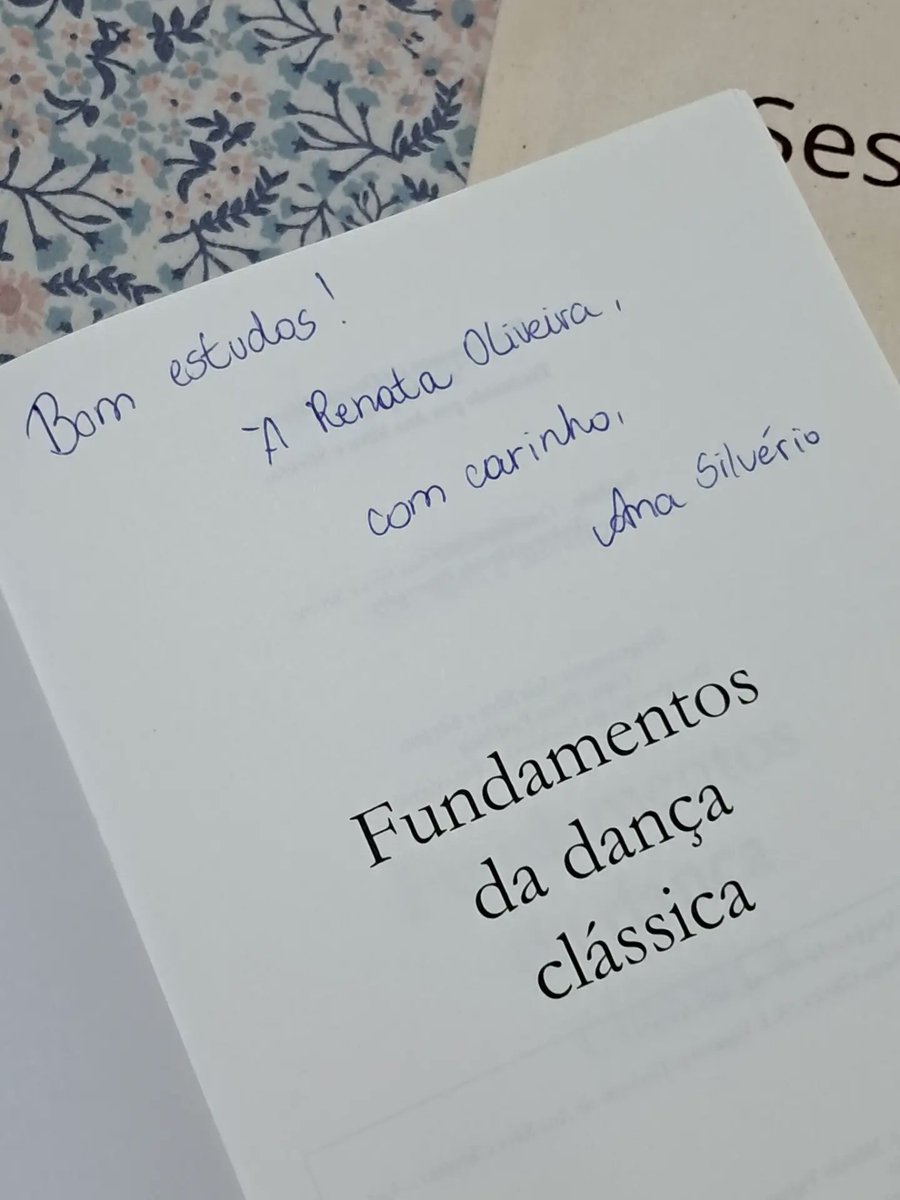 Choco_rango's tweet photo. Não pude estar no Rio para esta sessão especial de autógrafos, mas este livro maravilhoso e meu autógrafo chegaram até mim. Muito obrigada, @anabotafogomaison https://t.co/hkrosL6B93