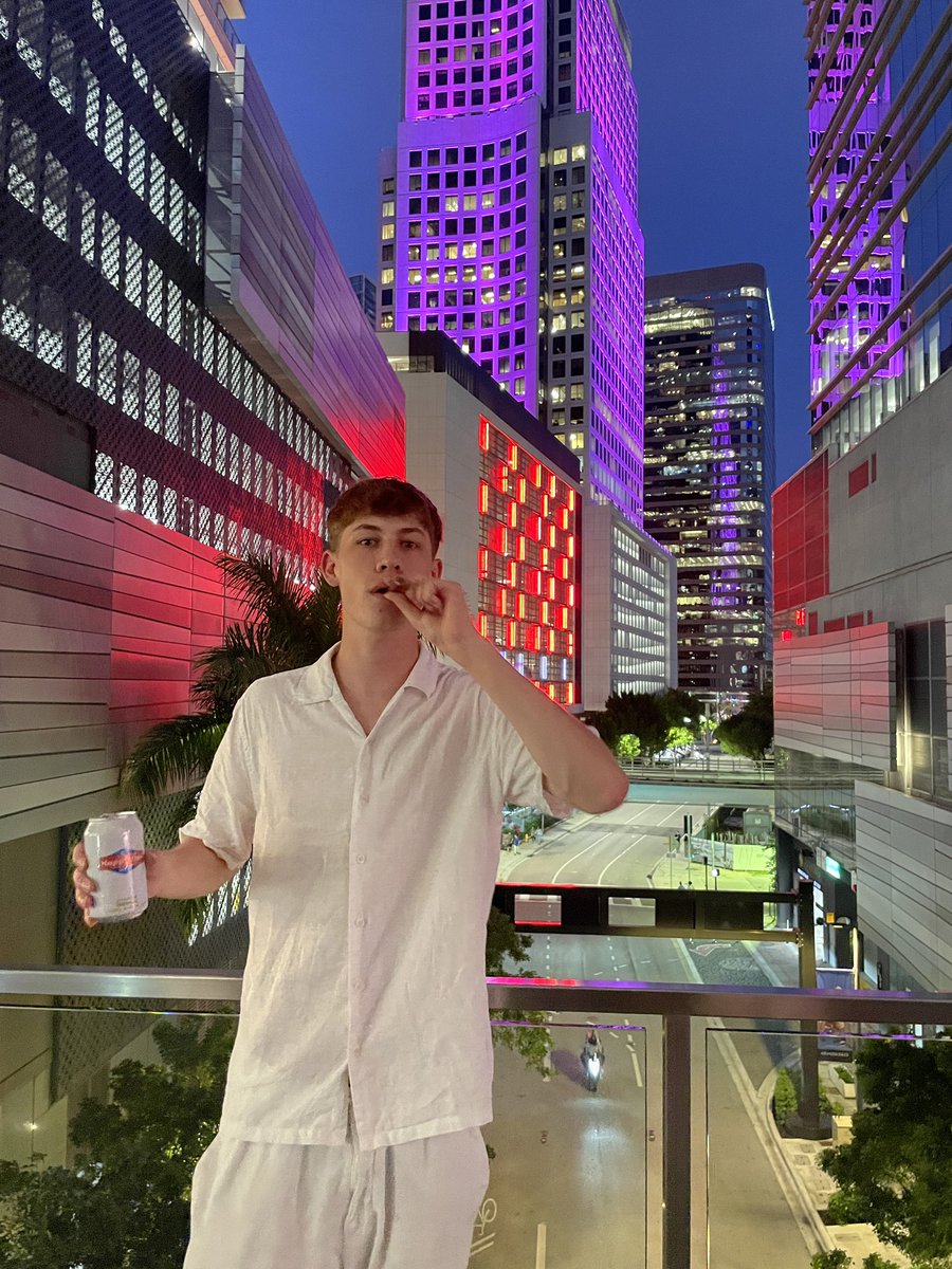 mrqontop's tweet photo. throwback to vice city https://t.co/Bqmggq1BlR