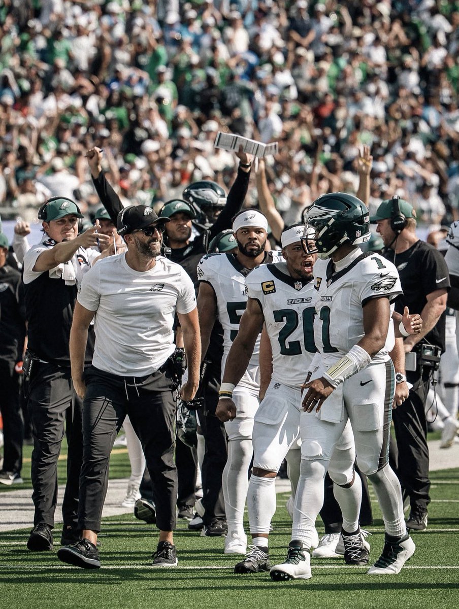 JoshReynolds24's tweet photo. This picture goes so unbelievably hard…

@JalenHurts IS HIM

(📸: @ImVarTho) https://t.co/28Z4GkWF30