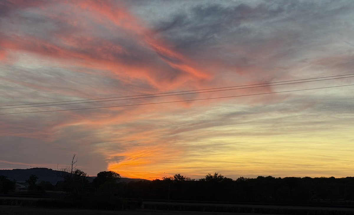 catherine_ccj's tweet photo. Coucher de soleil, dimanche soir ( quelle photo choisir ?!)
#BourgogneFrancheComté #Yonne
#Avallon https://t.co/aMtf6CY81V