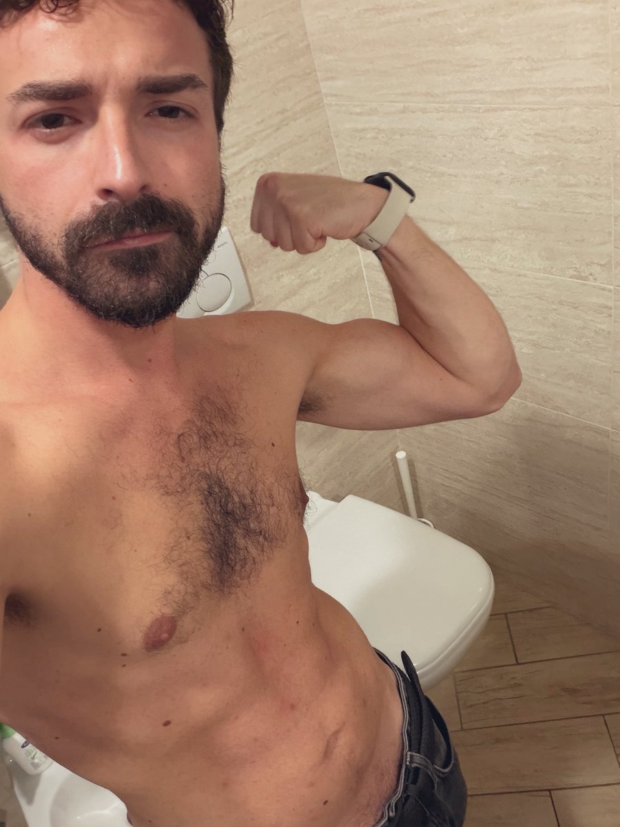 Febxo's tweet photo. Non sono buono a flexare il post gym ciau. https://t.co/AVEg7Yb7j1