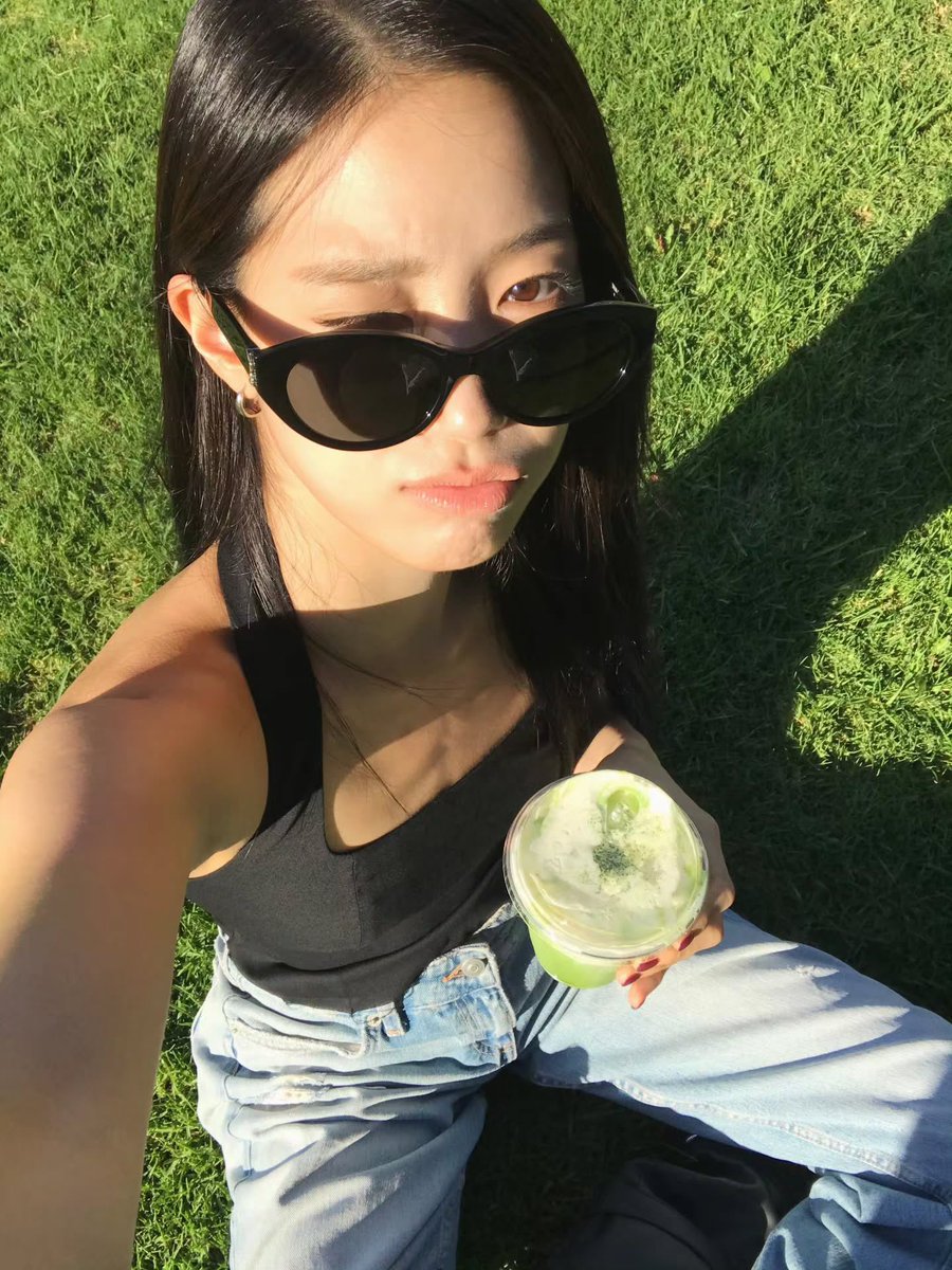sserapics's tweet photo. zuhazana instagram update 

:😳 BAD BOY JUSTIN BIEBER

#KAZUHA #카즈하
#LE_SSERAFIM #르세라핌 https://t.co/Ek80WRWZHg