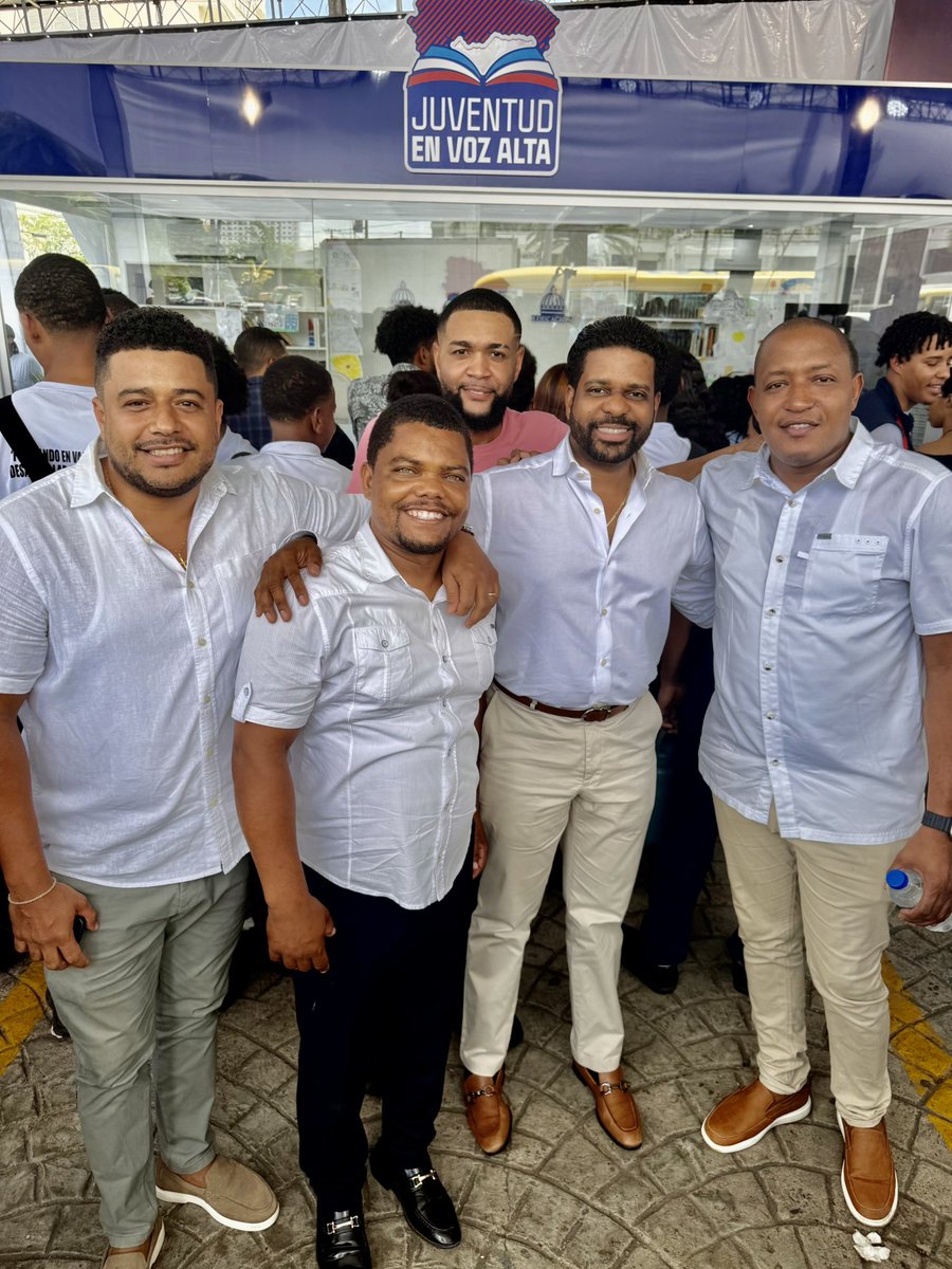 JheysonGC's tweet photo. ¡Lo hicieron de nuevo! 🇩🇴📚���

Felicito con enorme orgullo a nuestros jóvenes que lograron imponer una marca única, alcanzando 500 horas ininterrumpidas de lectura en voz alta y estableciendo un nuevo Récord Guinness.

Este extraordinario logro demuestra de qué es capaz nuestra juventud cuando se une alrededor de los libros, la educación y el conocimiento.

Esta hazaña no es solo de ustedes, es motivo de orgullo para toda la República Dominicana. 🇩🇴

¡Que este récord inspire a miles de niños y jóvenes a descubrir en la lectura el camino hacia sus sueños y un mejor futuro!

#JuventudEnVozAlta
#SuperJovenes
#500horas