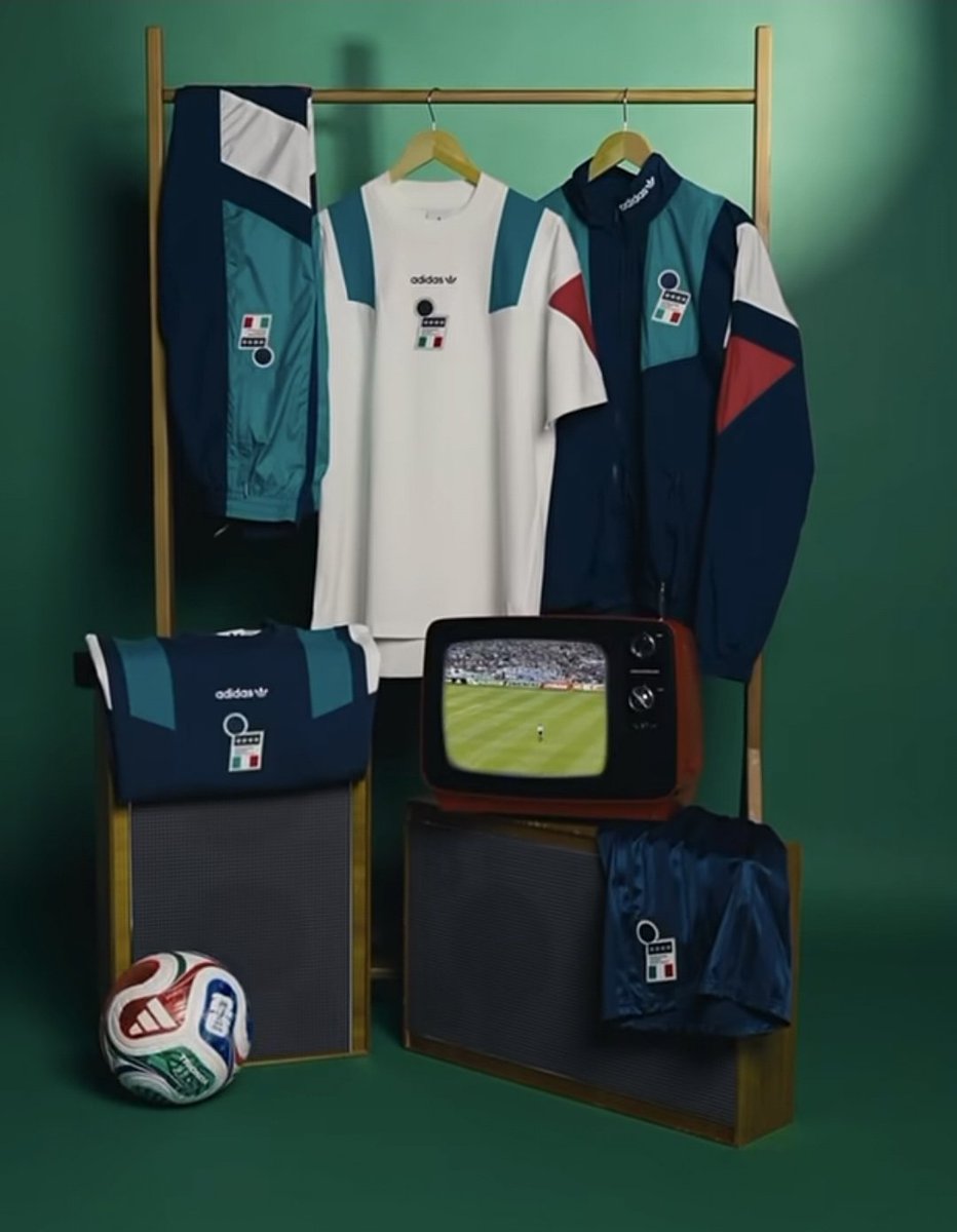 FTItaliano__'s tweet photo. 👕🇮🇹 Italia lanza una colección retro donde se recupera el antiguo escudo de la Azzurra. 

Una absoluta preciosidad 🤩. https://t.co/jqjNWNF6Co