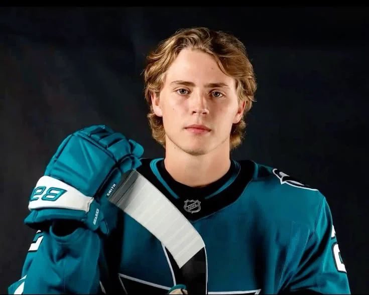 whimsyteal's tweet photo. one day i will get a wsh headshot with this exact hair styling.. one day.. https://t.co/sShAMO73nI