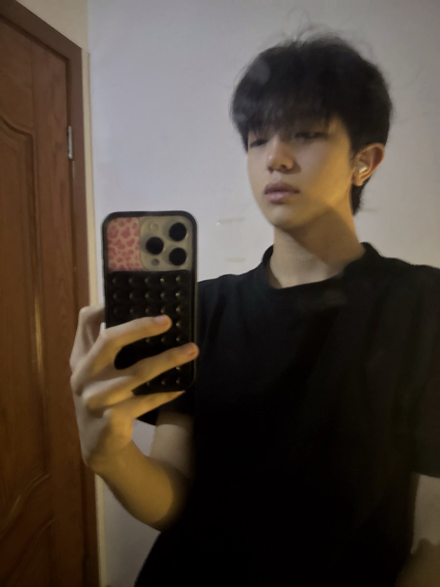 Ndjdhtnp1's tweet photo. 老子是真你妈的无聊 #男高 https://t.co/vjLVHhn2QJ