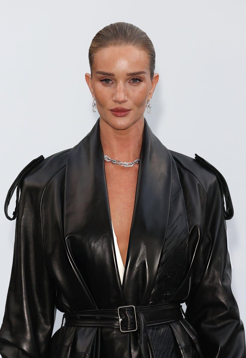 popbackupp's tweet photo. rosie huntington-whiteley at the burberry show https://t.co/X7fX1HMW70