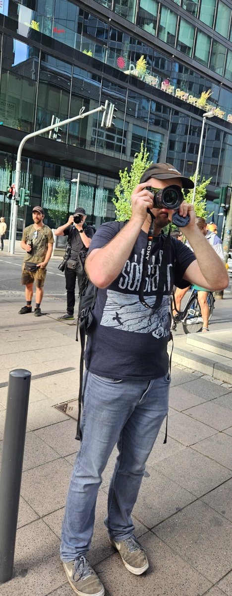 BienVolker39058's tweet photo. Ich war am Samstag auf dem Römerberg in Frankfurt.

Und jetzt wird diese Trauerwache als „rassistische Demonstration“ verunglimpft. Es ist von „rechten Milieus“, einem „Deckmantel“ und einem „Vernetzungsort“ die Rede.

Waren wir auf derselben Veranstaltung?

Ich sah trauernde Eltern und Angehörige. Bilder ihrer getöteten Liebsten. Tränen, Umarmungen, Schweigen.

Währenddessen wurden die Trauernden fotografiert. Frauke Petry berichtet, Teilnehmer seien anschließend im Netz als „Nazi-Teilnehmer“ dargestellt worden. Die Fotografierenden waren auch mir aufgefallen. Ich habe sie ebenfalls fotografiert.

Kritik? Ja. Aber konkret und belegt.

Menschen beim Trauern zu fotografieren und sie anschließend pauschal politisch zu etikettieren, macht mich fassungslos.

Hinter jedem Bild ein Mensch.
Hinter jedem Namen eine Familie.
Hinter jeder Kerze ein Verlust.

Über Politik kann man streiten. Aber der Schmerz um einen verlorenen Menschen verdient zunächst eines: Respekt.

Trauer ist keine Gesinnung.