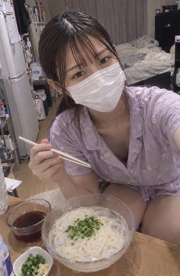 mikan00421's tweet photo. ど〜せ誰も見てないもんね〜😞

深夜に素麺って食べたくなる🙌
ちゃんと、映えを意識して、ねぎ（割引されてたカット済み）、生姜！（チューブ）
私の休日なんてこんなもんです😂 https://t.co/iTxddDFwTS