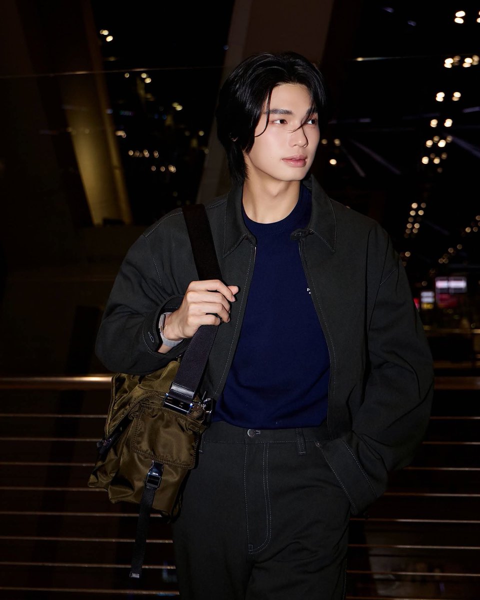 fabmagazineth's tweet photo. #วินเมธวิน โอภาสเอี่ยมขจร prada ambassador สวมแจ็คเก็ตเดนิมบลูซงสีเขียวเข้ม พร้อมกับกระเป๋ารุ่น prada explore re-nylon เฉดสีใหม่ พร้อมออกเดินทางไปมิลาน ประเทศอิตาลี เพื่อร่วมชม #prada spring summer 2027 womenswear show ในวันที่ 22 กันยายน 69 เวลา 19.00 น. ตามเวลาประเทศไทย โดยสามารถรับชมไลฟ์แฟชั่นโชว์ผ่าน line official account : prada thailand #pradass27 #pradass27xwin #fabmagazineth #fabmagth #fabmagazinethailand #fabmagazine