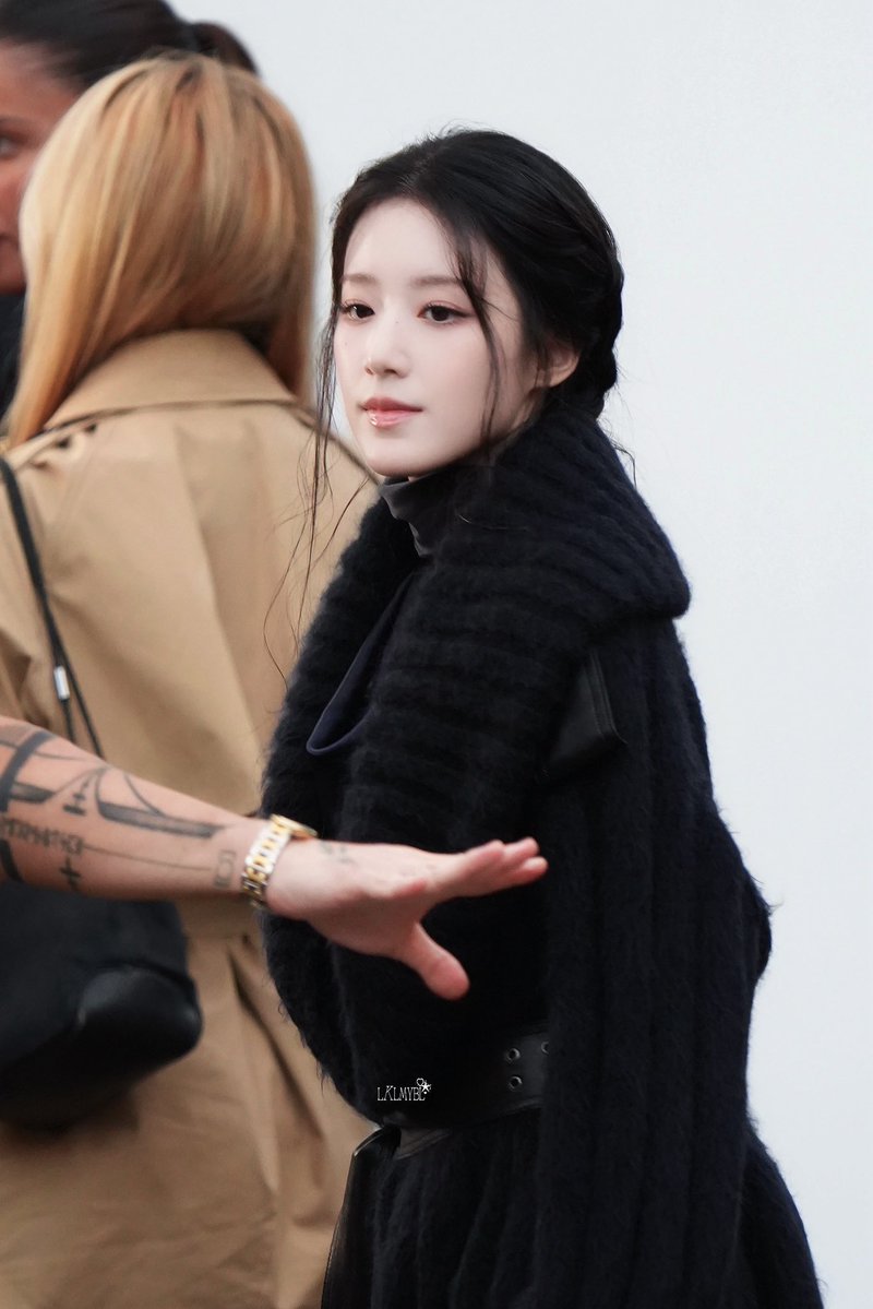 lklmybl's tweet photo. 260921 BURBERRY LFW 🖤
Shuhua x Burberry

#SHUHUAxBurberrySS27
#SHUHUAxBurberry
#Burberry
#슈화 #SHUHUA #舒華 
#여자아이들 #シュファ #아이들                                                  
#GIDLE #idle
@Burberry @official_i_dle https://t.co/bK5J6IpHVY