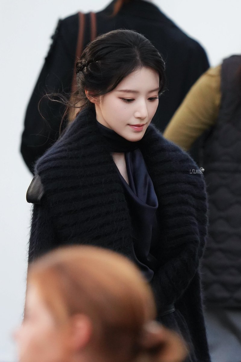lklmybl's tweet photo. 260921 BURBERRY LFW 🖤
Shuhua x Burberry

#SHUHUAxBurberrySS27
#SHUHUAxBurberry
#Burberry
#슈화 #SHUHUA #舒華 
#여자아이들 #シュファ #아이들                                                  
#GIDLE #idle
@Burberry @official_i_dle https://t.co/bK5J6IpHVY