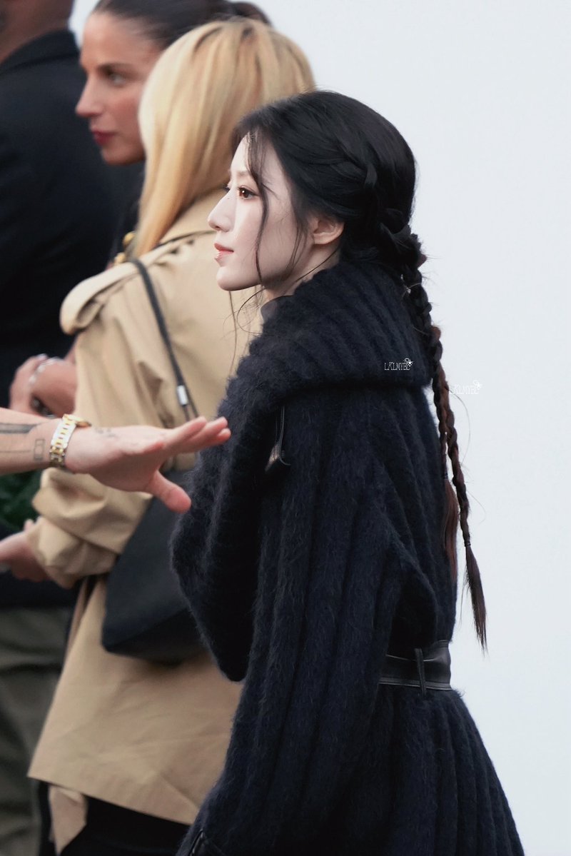 lklmybl's tweet photo. 260921 BURBERRY LFW 🖤
Shuhua x Burberry

#SHUHUAxBurberrySS27
#SHUHUAxBurberry
#Burberry
#슈화 #SHUHUA #舒華 
#여자아이들 #シュファ #아이들                                                  
#GIDLE #idle
@Burberry @official_i_dle https://t.co/bK5J6IpHVY