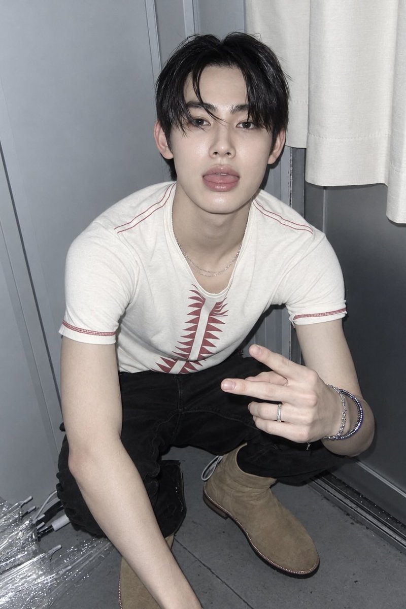 coertisify's tweet photo. HE’S HELLA FINE IM NOT OKAY https://t.co/R2DSW0hymL