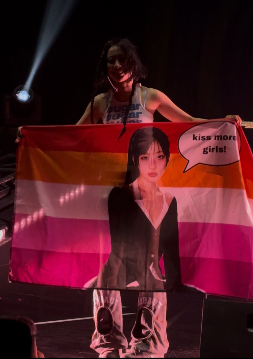 tboytaehyun's tweet photo. Just remembered like a month or two ago when Yves said every single gay code phrase in a single interview but she didn’t say “I am gay” so ppl said it was her “trying to end the discussion”….Anyway look how incredibly happy this person is. https://t.co/atK3JsaFr1