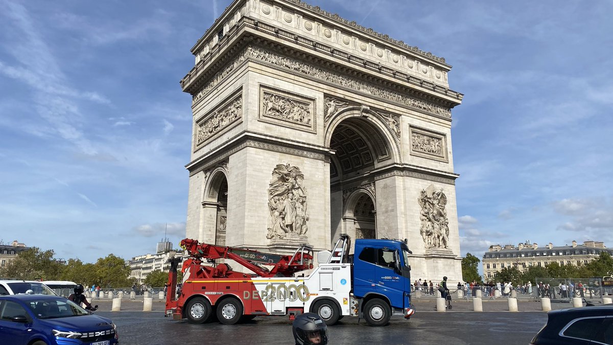 slot070's tweet photo. Rondje gefietst door #paris 🚲 Hele gave stad 🇫🇷 😎👍 #2cv #depann2000 https://t.co/abf4FDpUc0