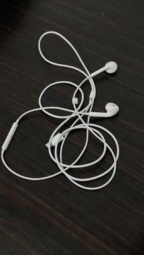 he_is_ola001's tweet photo. Which of them does the better job 
Earpiece                   or                    AirPods https://t.co/ttt3xJWMve