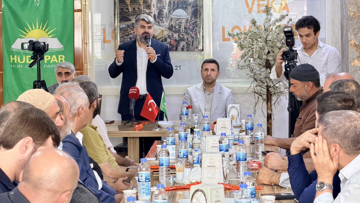 HudaPar_Bismil's tweet photo. İş insanlarımız da ziyaret ve buluşmadan duydukları memnuniyeti ifade ederek Milletvekilimiz Sayın Faruk Dinç’e teşekkürlerini iletti.
📌#Bismil’in ticaretini, ekonomisini ve insanımızın gündemini sahada dinlemeye devam edeceğiz. https://t.co/HvU8SVGtKF