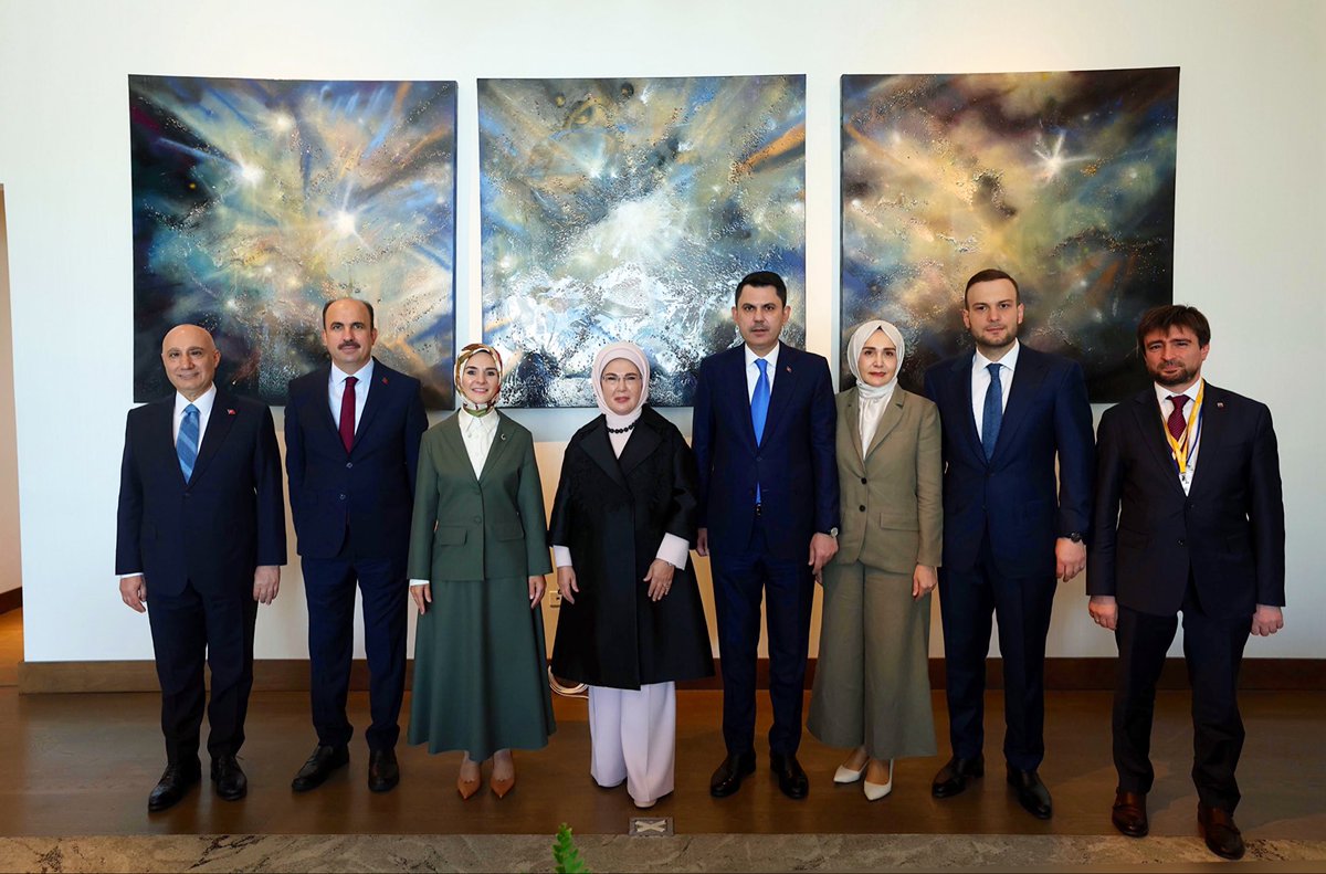 u_ibrahim_altay's tweet photo. New York İklim Haftası kapsamında, Sayın Emine Erdoğan Hanımefendi’nin açılış konuşmasını yaptığı “Gerçek İvme, Somut Dönüşüm” programına katıldık.

COP31 Yerel ve Bölgesel Yönetimlerden Sorumlu Özel Elçisi olarak bu sürece katkı sunmaya devam edeceğiz.

Sıfır Atık vizyonu ve güçlü liderlikleri için Sayın @EmineErdogan Hanımefendi’ye şükranlarımı sunuyorum.