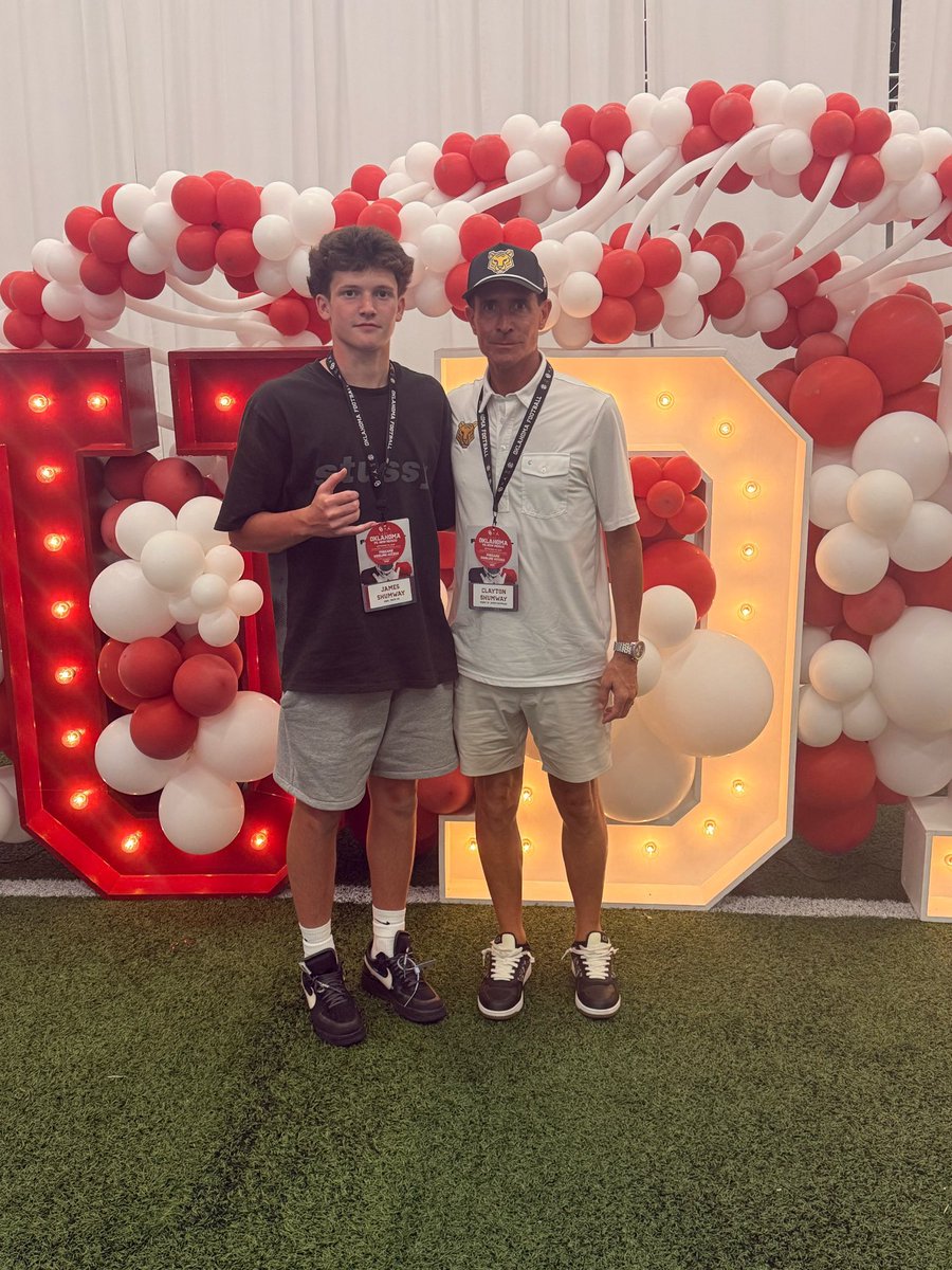 JamesShumway_QB's tweet photo. Thank you @OU_Football for an AMAZING experience Saturday!  Really incredible. I really enjoyed spending time before/after the game w/ @Coach_Kuz @BlaiseBentsen @TD_Redd @COACHSTACE_ 

@OremFBOfficial @CoachAndyStokes  @CoachDanny10 @CoachReyes_ @BlairAngulo @BrandonHuffman @GregBiggins @adamgorney @ChadSimmons_ @TomLoy247  @Hayesfawcett3 @arbuckle_ben @OU_Recruiting