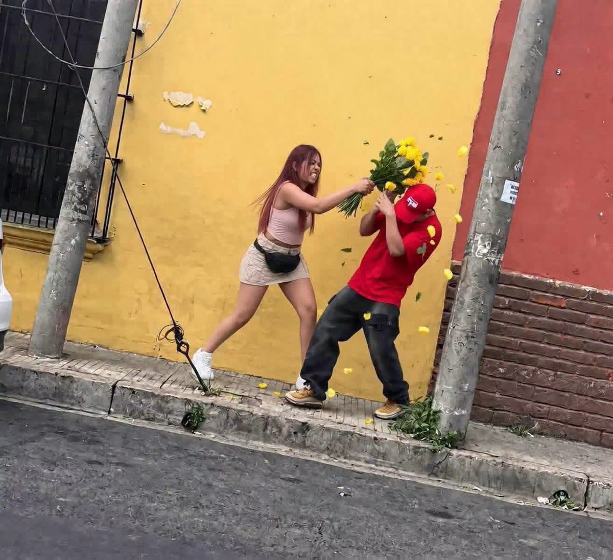 SivarNewsSV's tweet photo. 🥺 PRIMER SOLDADO CAÍDO EN LA ENTREGA DE FLORES AMARILLAS

🌼 Una fotografía muestra la “dolorosa tragedia” que habría vivido este joven durante la tradicional entrega de flores amarillas.

😂 Al parecer, el romántico detalle no tuvo el final que esperaba. https://t.co/TysSQBuXCd
