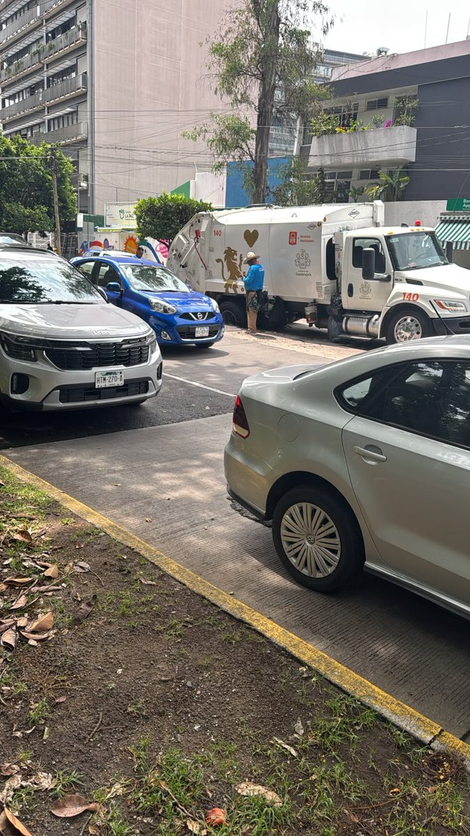 Trafico_ZMG's tweet photo. ����🕳️ ¡Se lo tragó la tierra! 

Un camión recolector de basura del @GuadalajaraGob cayó en un socavón sobre la avenida Rubén Darío, casi al cruce con avenida Providencia.

Tómalo en cuenta. 👀⚠️

 #TráficoZMGPeriodismoCiudadano https://t.co/KwkDvw4A6i