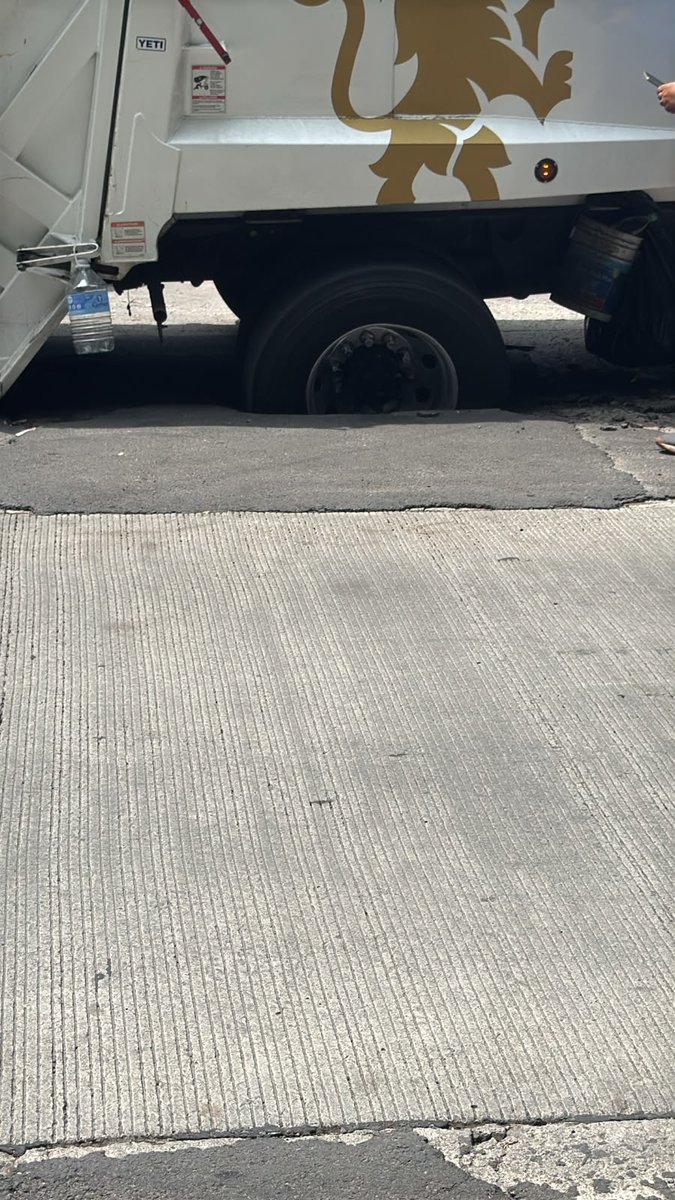 Trafico_ZMG's tweet photo. ����🕳️ ¡Se lo tragó la tierra! 

Un camión recolector de basura del @GuadalajaraGob cayó en un socavón sobre la avenida Rubén Darío, casi al cruce con avenida Providencia.

Tómalo en cuenta. 👀⚠️

 #TráficoZMGPeriodismoCiudadano https://t.co/KwkDvw4A6i