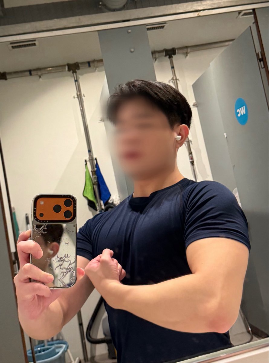 twunklestarsg's tweet photo. shirt on or off? i know yall prefer me naked lol https://t.co/CUUXs8w8n6