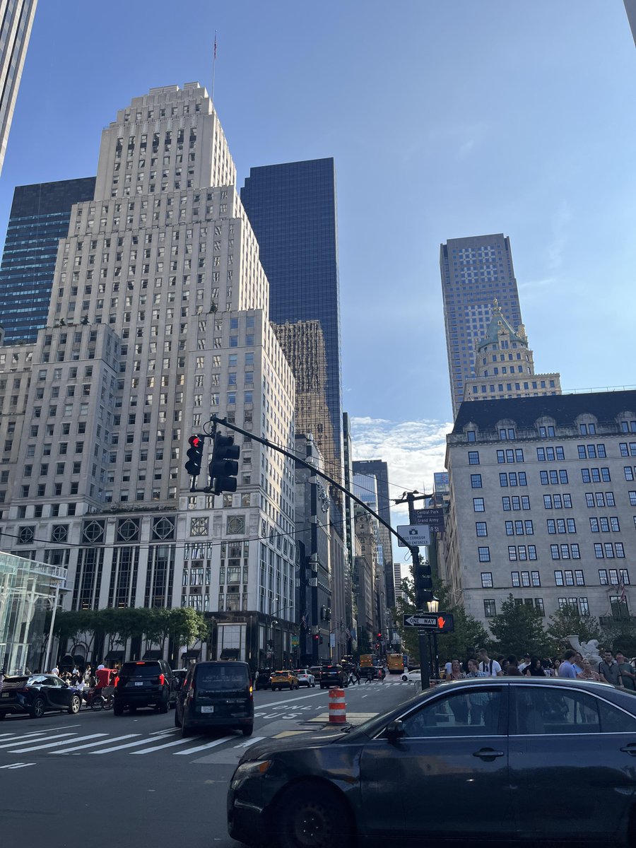 HazelDaily117's tweet photo. Strolling and Snapping on Manhattan Streets | Where City Meets Nature https://t.co/NohRWEJcat