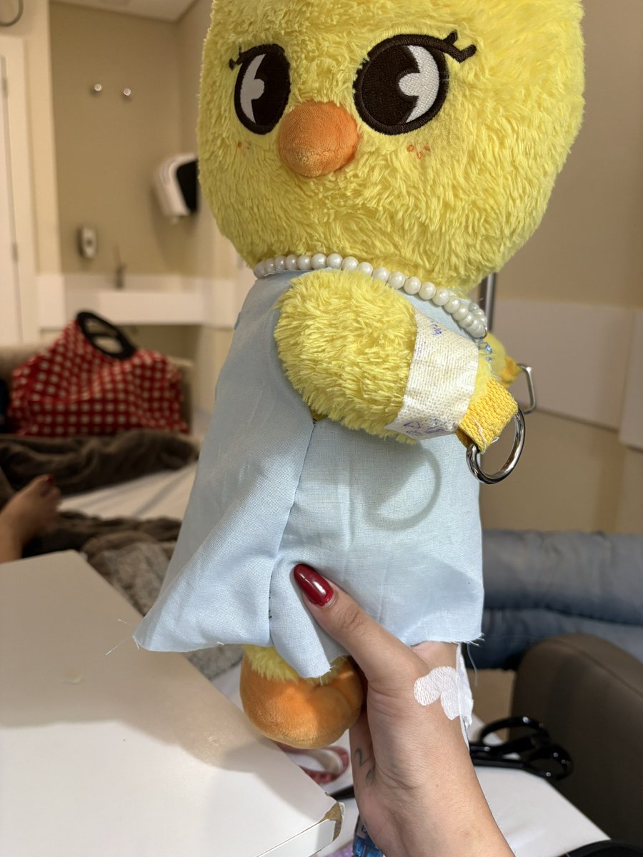 coelho__pink's tweet photo. O cpx ganhou uma roupinha hospitalar 

Tá mal feita, botaram o acesso na minha mão e eu não consigo segurar a tesoura direito pq ela é pesada e pra costurar não dá pra fechar os dedos direito de nenhuma das mãos pq tá tudo machucado 😭😭😭😭 https://t.co/FtPPY5xrTX