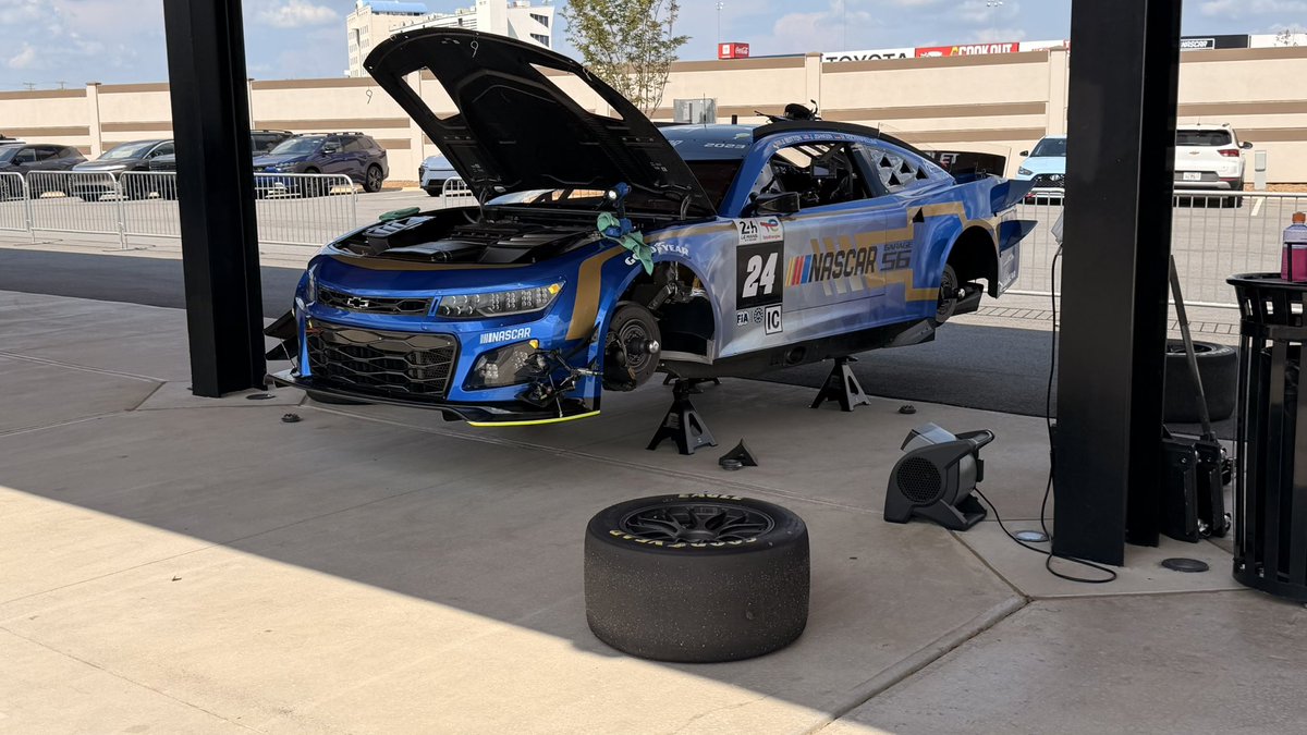 Noonz's tweet photo. Best Loud Car at rest https://t.co/30FQLmBZCd