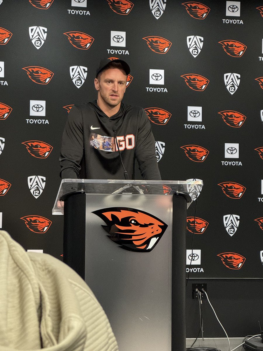 isaac_streeter's tweet photo. Oregon State offensive coordinator Mitch Dahlen showed up in a custom hoodie today, says it stands for "Damn Good Offense"   

Dudes rock. https://t.co/g6ALu0YAre