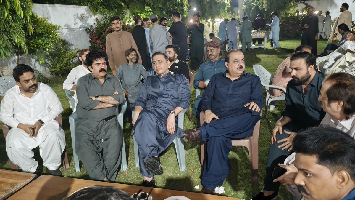 SyedAllahDinoS3's tweet photo. 🎂🌹 چیئرمین بلاول بھٹو زرداری کی سالگرہ کی تقریب 🌹🎂

حیدرآباد: جاموٹ ہاؤس میں چیئرمین پاکستان پیپلز پارٹی بلاول بھٹو زرداری کی سالگرہ کی تقریب کا انعقاد کیا گیا، جس کی میزبانی و صدارت پاکستان پیپلز پارٹی ضلع حیدرآباد کے صدر و رکن قومی اسمبلی سید حسین طارق شاہ جاموٹ صاحب نے کی۔

تقریب میں پاکستان پیپلز پارٹی حیدرآباد کے جنرل سیکریٹری وسیم راجپوت، سینئر نائب صدر اظہر سیال، انفارمیشن سیکریٹری عمیر مولا بخش چانڈیو،پیپلز پارٹی رہنما حیدرآباد سید حسن علی شاہ جاموٹ اور پیپلز پارٹی ینگ لیڈر حیدرآباد سید طاہر شاہ جاموٹ, ڈپٹی انفارمیشن سیکریٹری اسد ابڑو، ڈپٹی انفارمیشن سیکریٹری انور بُلیدی،جنرل سیکریٹری پی وائی او حیدرآباد حسن جتوئی, ہیڈ پاکستان پیپلز پارٹی ڈیجیٹل میڈیا حیدرآباد ڈویژن فیضان ابڑو,عطا شر, سید منظور شاہ, میر دوست بروہی,شازیب شاہوانی,نواز سمو,محمد رمضان رند,شیراز انڑ,الطاف جتوئی, عبدالرزاق نونڈانی سمیت پارٹی کارکنان نے شرکت کی۔

اس موقع پر چیئرمین بلاول بھٹو زرداری کی سالگرہ کا کیک کاٹا گیا اور ان کے لیے نیک خواہشات کا اظہار کیا گیا۔

🌹 جئے بھٹو — جئے بلاول بھٹو زرداری 🌹

#BilawalBhuttoZardari #HappyBirthdayBilawal #JamoteHouse #PPP #Hyderabad #JeayBhutto
#HBDBilawalBhuttoZardari